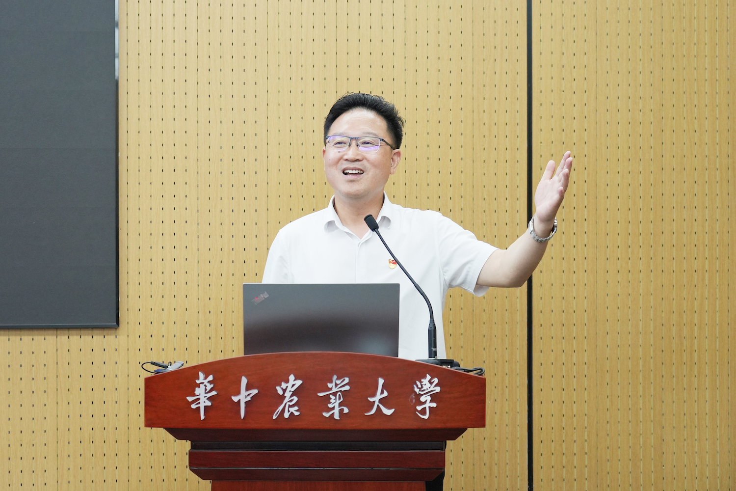 武汉市解放中学副校长吴又存作主旨报告(记者 晏华华 摄)