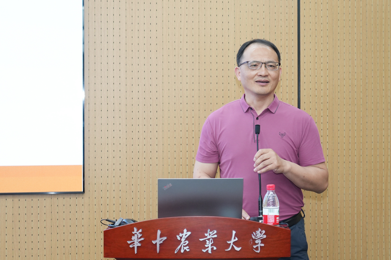 北京工业大学教授王峰作主旨报告(记者 晏华华 摄)