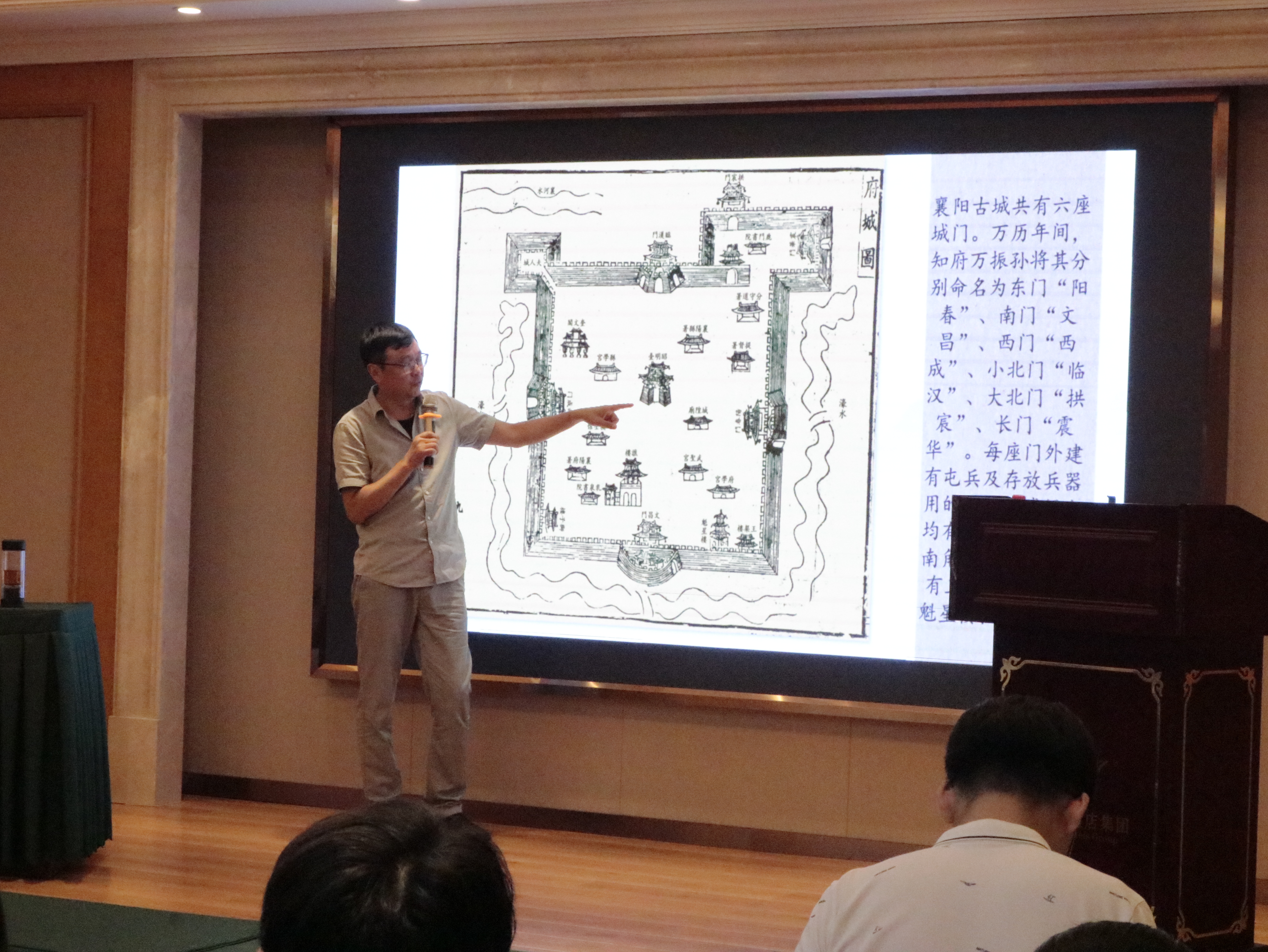 颜拥军教授向同学们介绍襄阳的历史变迁(通讯员 余梓源 摄)