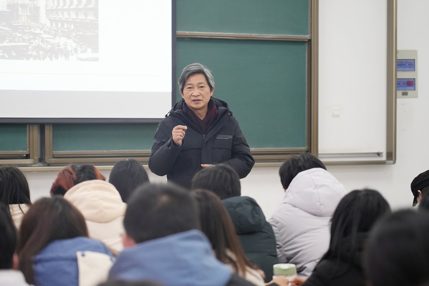 高翅与同学们交流(记者 晏华华 摄)