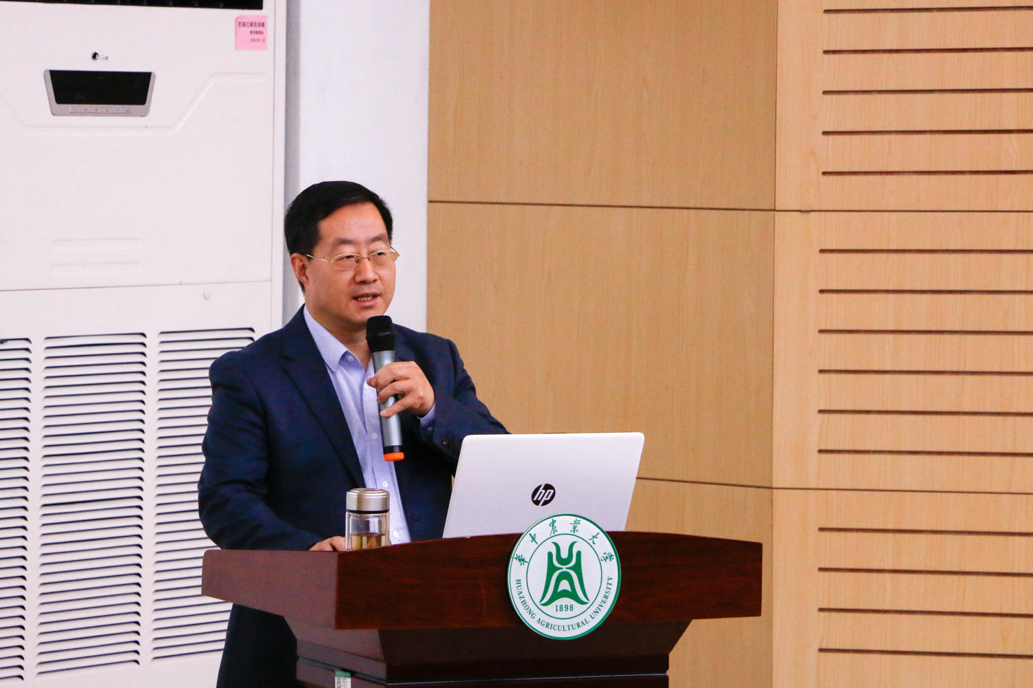 必赢242net官网院长梁伟军作报告(通讯员 周子恒 摄)