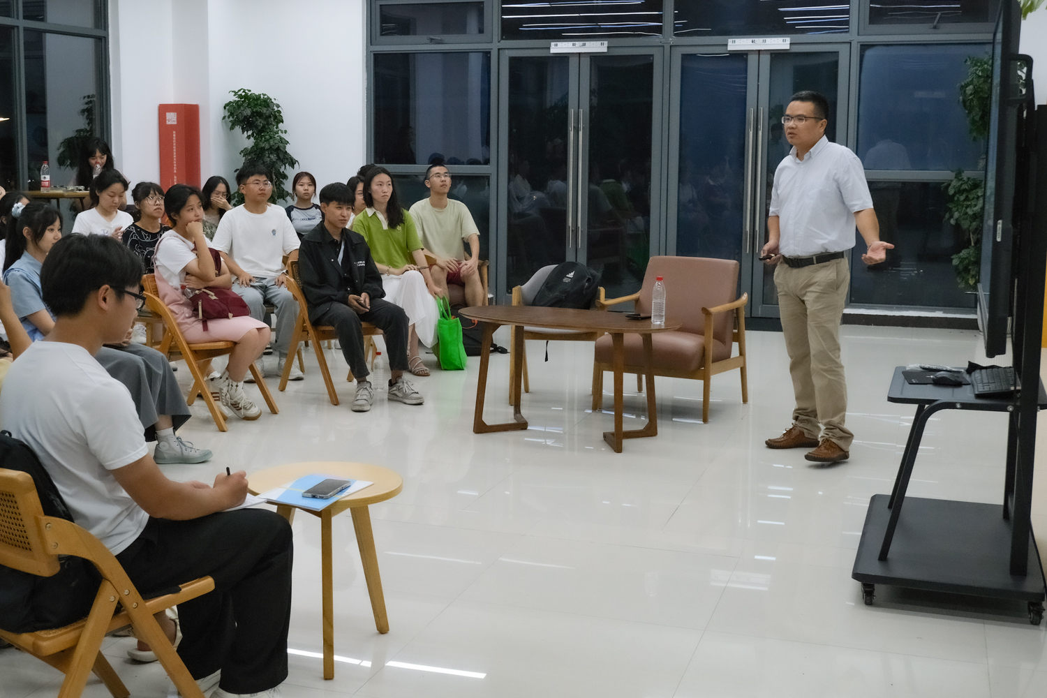 吴德凯老师与同学们探讨有关青年困惑的话题(学通社记者 姚乃文 摄)