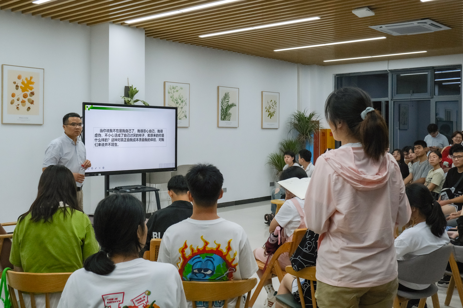 在场同学分享自己的感受(学通社记者 姚乃文 摄) (1)