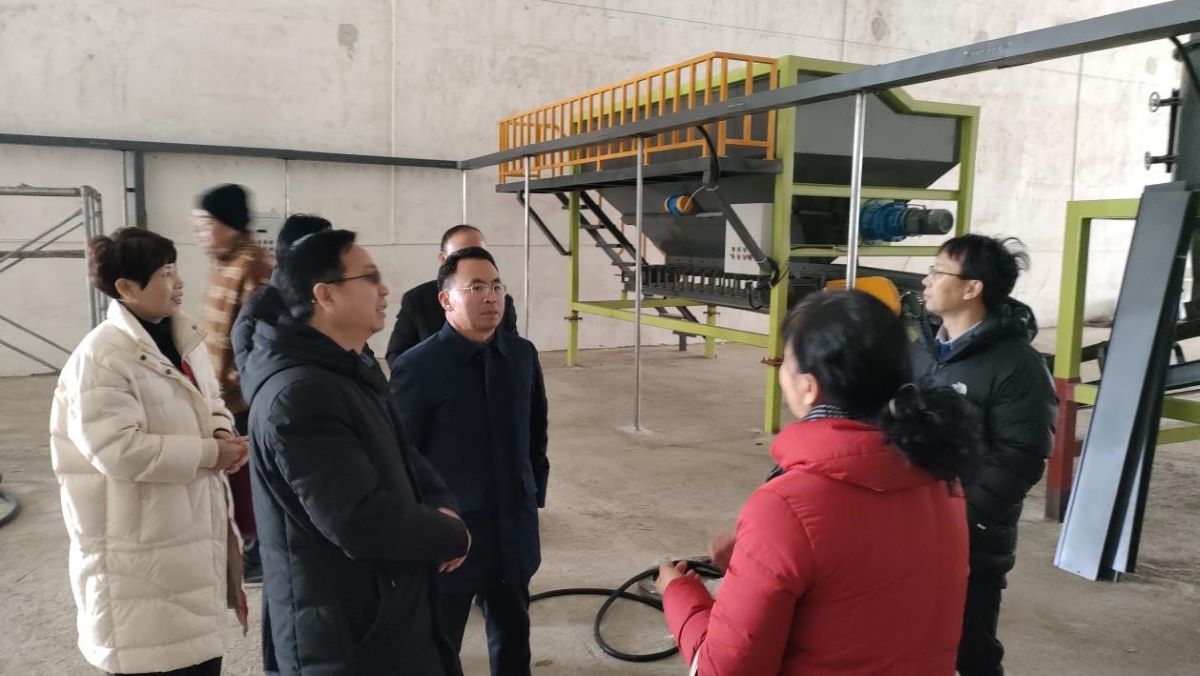 公司负责人陈全秀介绍资源利用中心建设进展(通讯员 吴斌 摄)