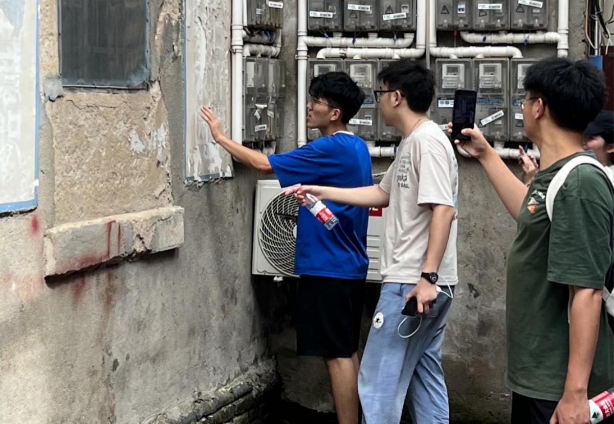 团队成员正在考察陈老巷墙体脱落问题(必赢242net官网 供图)(1)