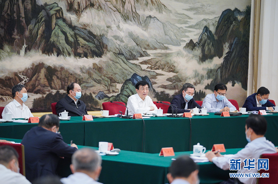 7月1日至2日,中央宣传部、中央组织部、中央党校(国家行政学院)、中央党史和文献研究院、教育部、中国社会科学院、中央军委政治工作部在北京召开庆祝中国共产党成立100周年理论研讨会。7月2日上午,中共中央政治局常委、中央书记处书记王沪宁出席研讨会并讲话。(新华社记者 岳月伟 摄)