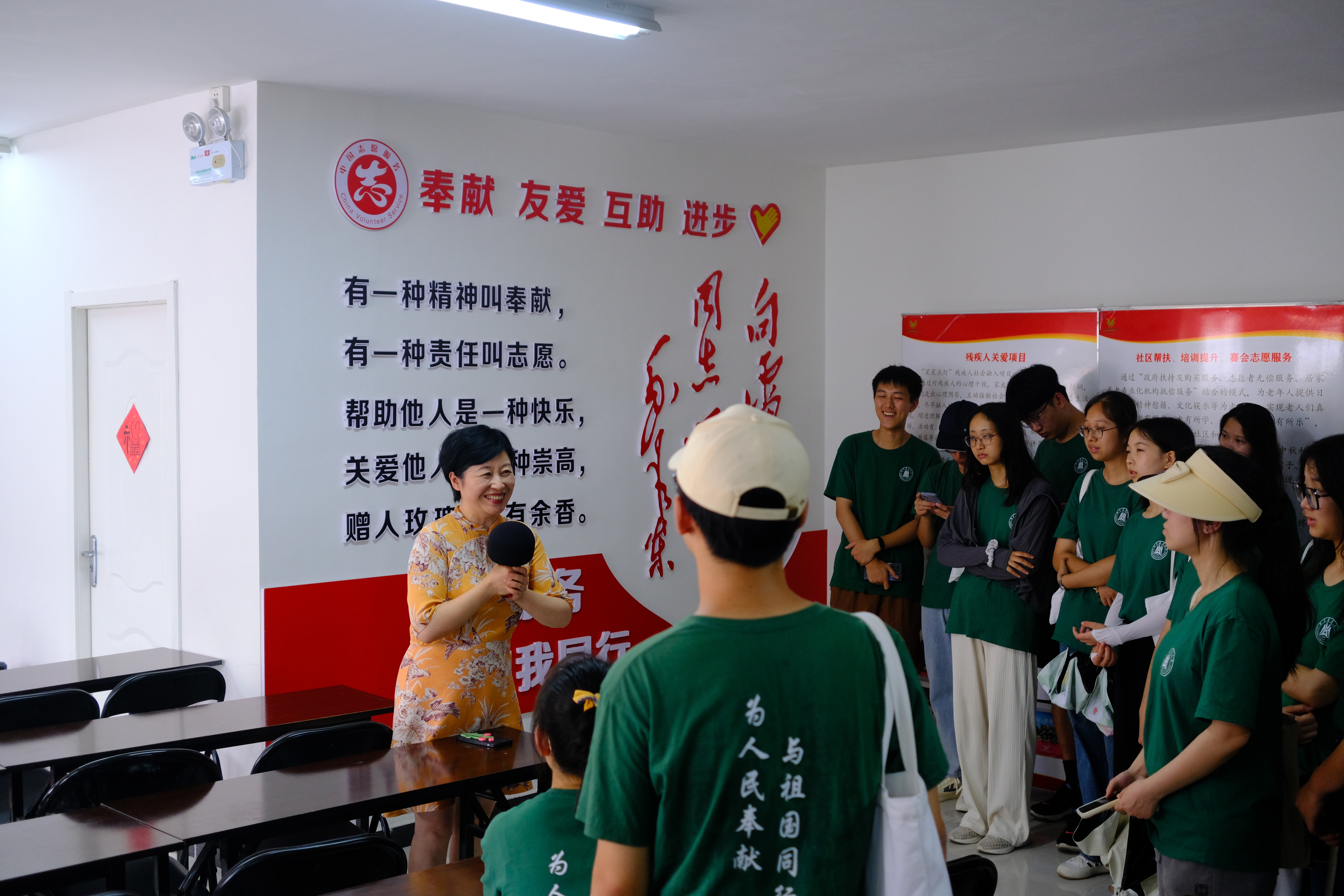襄阳市“草草义工”协会负责人耿辉与同学们交流(通讯员 李昕怡 摄)