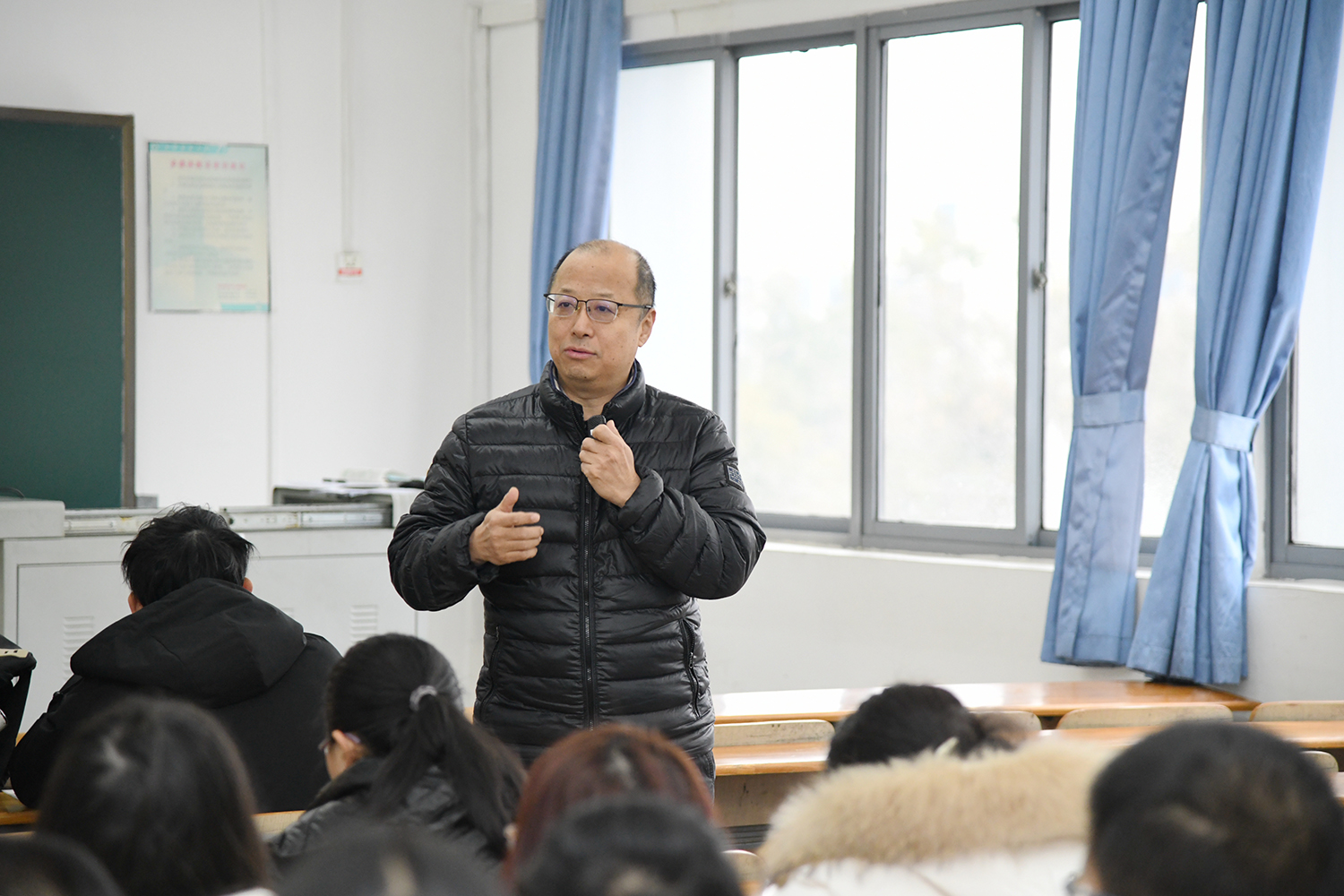 李召虎与同学们交流(记者 徐行 摄)